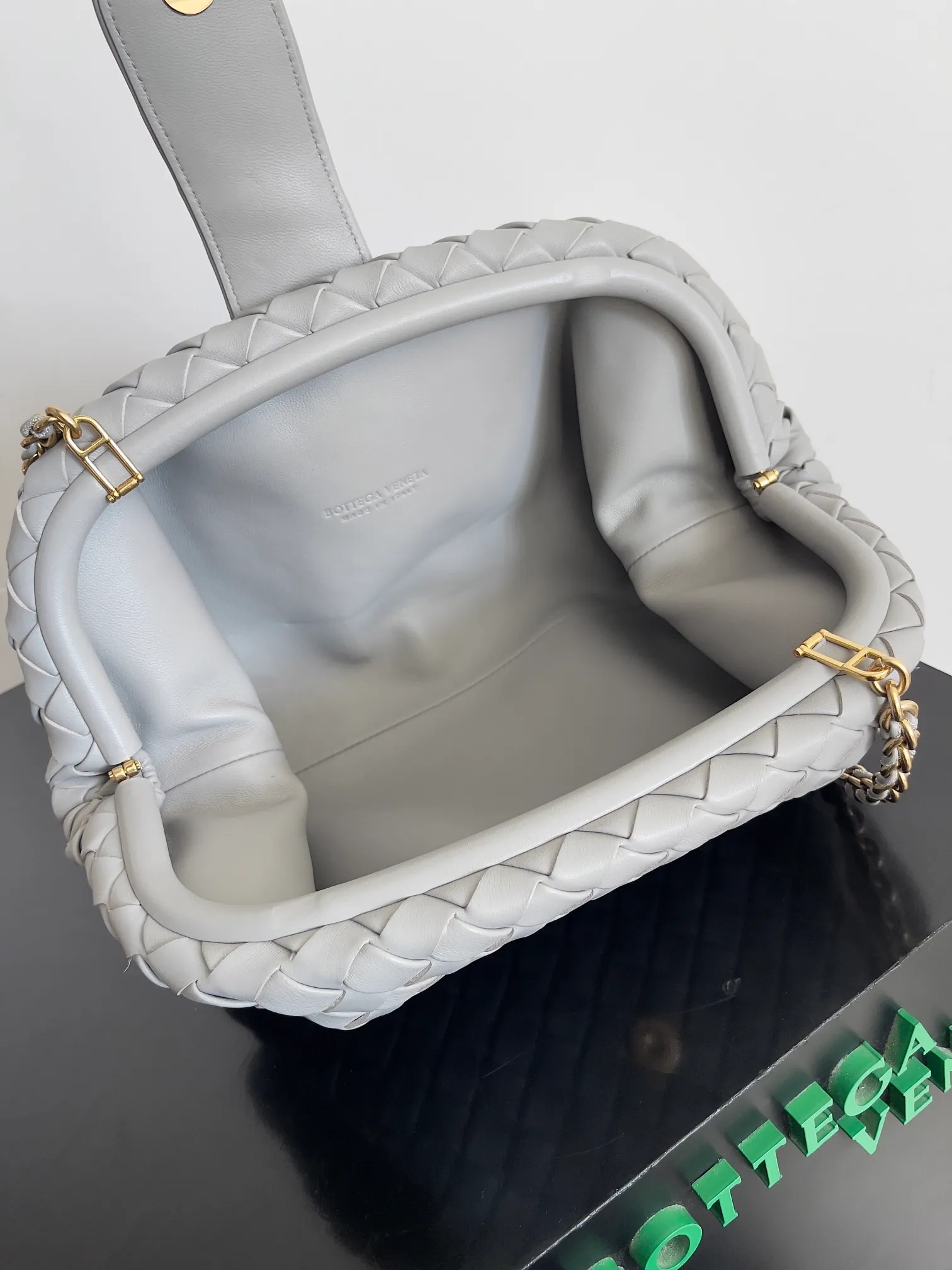 Batch 2260 BOTTEGA VENETA Lady's LAUREN CLUTCH Chain Clutch was inspired by 40 years ago. It is a perfect fusion of classic and modern bags. It is effortless and fashionable for any occasion and at any time. The newly added detachable metal chain allows people to have more ways to carry it. It is grand and elegant. Style No.: 785807 Size: 31.5*16.5*11cm